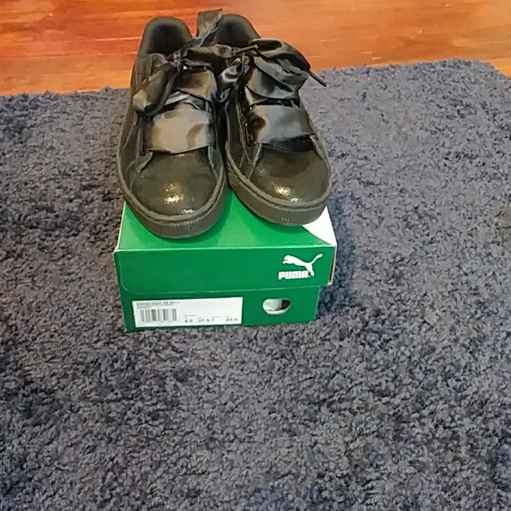Black gymshoe